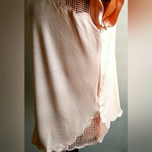 🎁BKE Scalloped Hem with Open Weave Inset Blouse🎁 - Picture 5 of 6